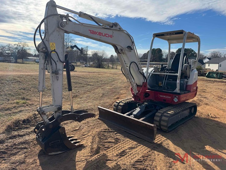 2020-takeuchi-tb240-image-2