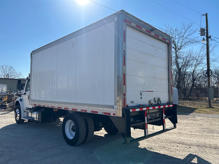 2018-freightliner-m2-106-image-9