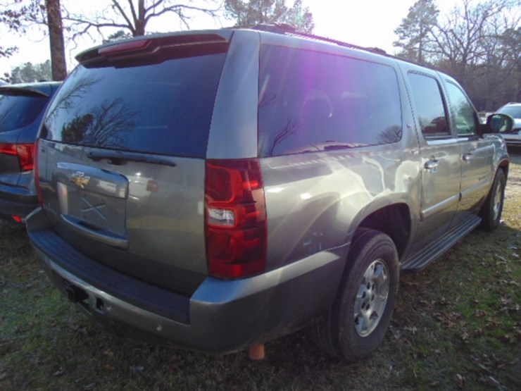 2007-chevrolet-suburban-image-2