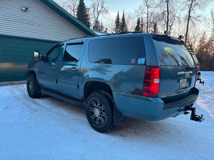 2010-chevrolet-suburban-image-3