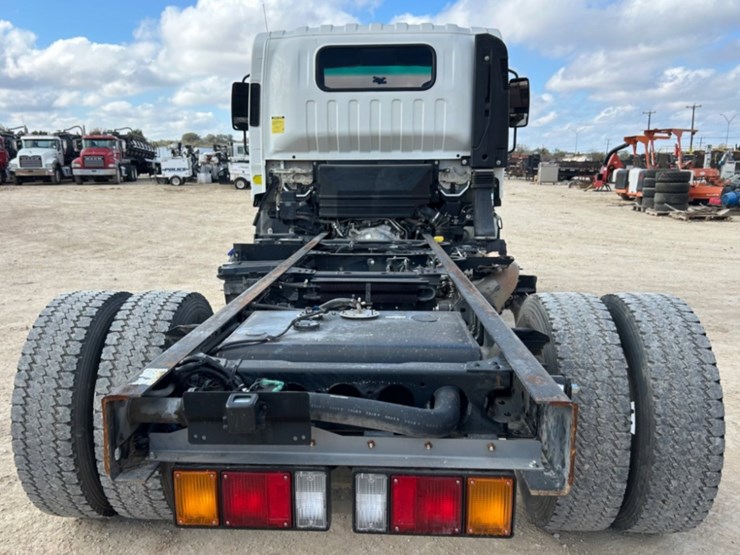 2020-isuzu-nqr-image-5