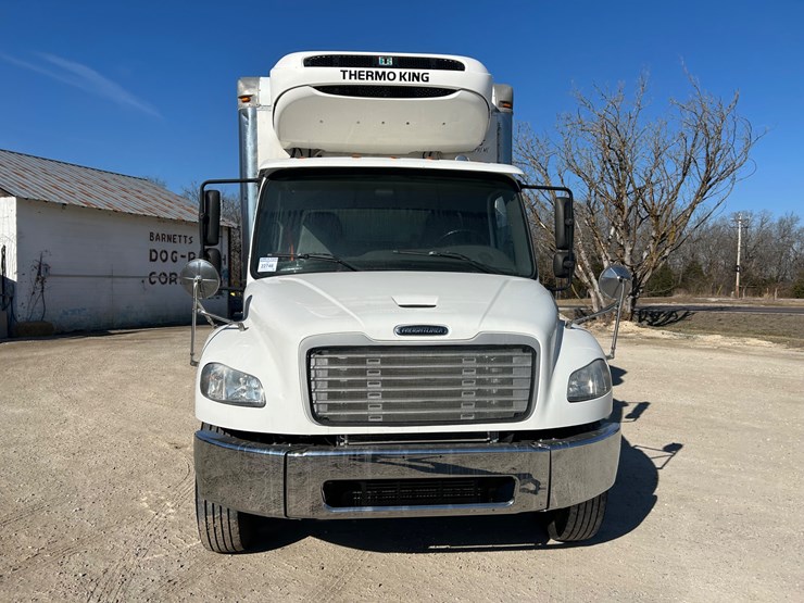 2018-freightliner-m2-106-image-23