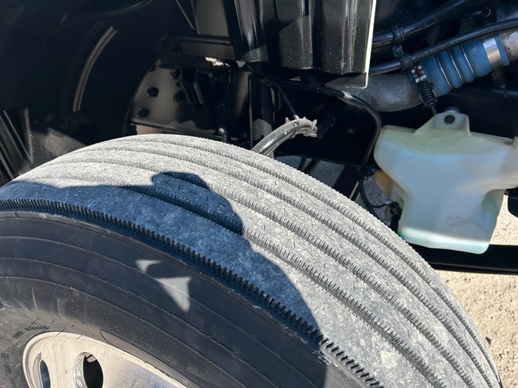 2018-freightliner-m2-106-image-38