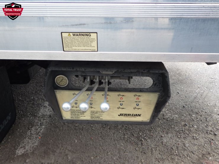 2020-isuzu-nrr-image-11