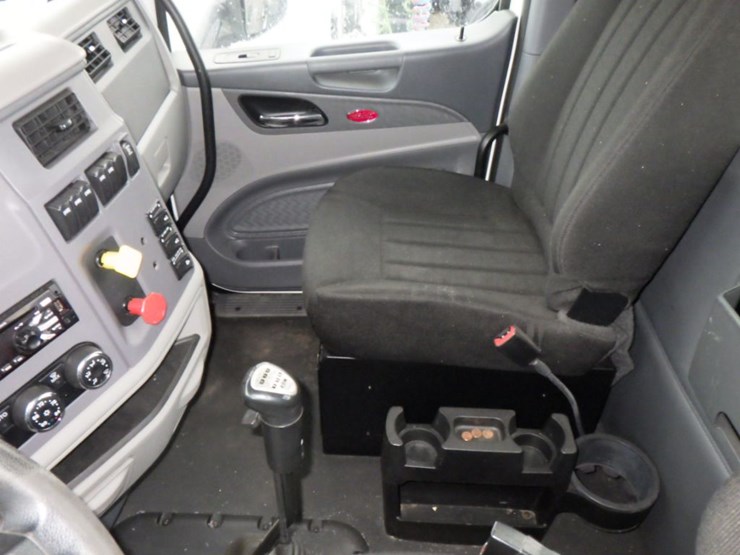 2017-peterbilt-579-image-17