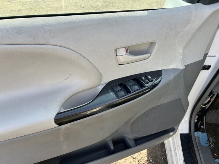 2014-toyota-sienna-le-image-26