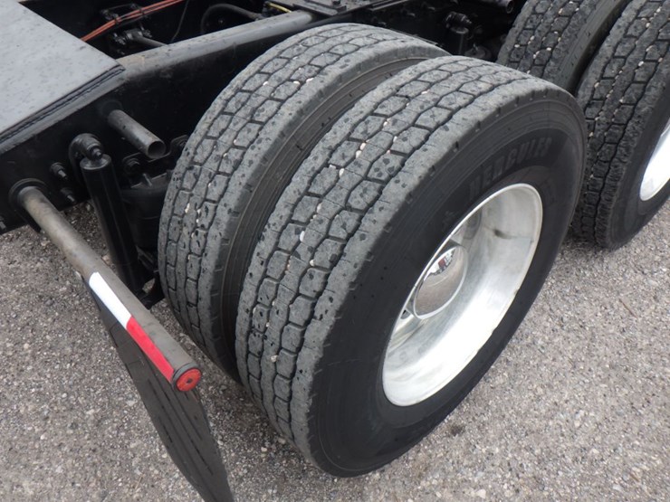 2012-caterpillar-ct660l-image-6