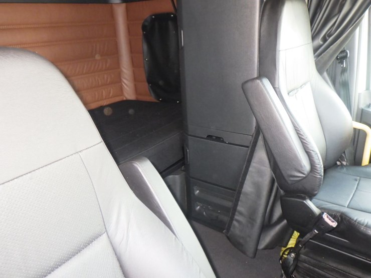 2022-freightliner-cascadia-126-image-6