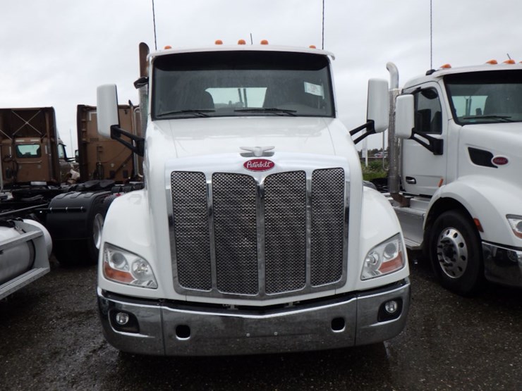 2017-peterbilt-579-image-2