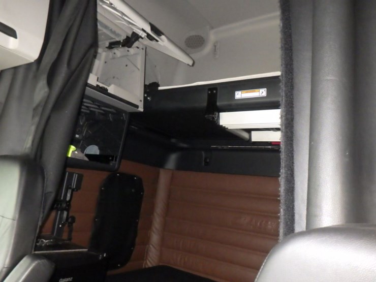 2022-freightliner-cascadia-126-image-18