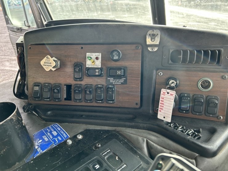 2014-peterbilt-320-image-24