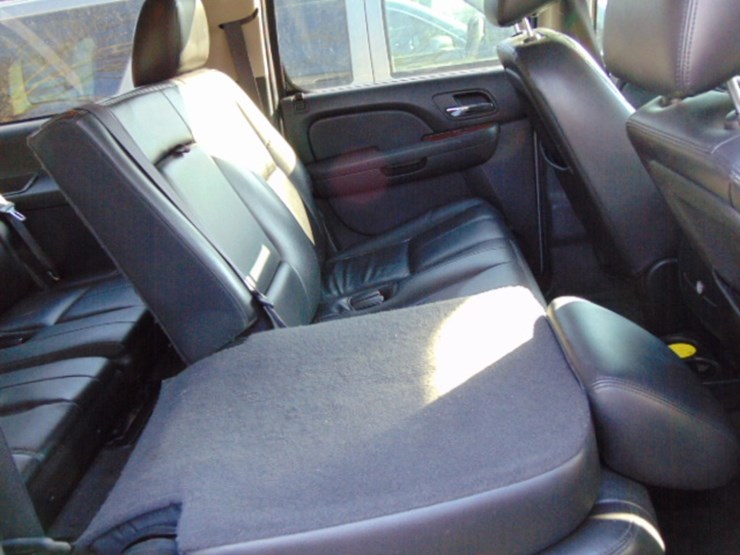 2011-chevrolet-suburban-image-5