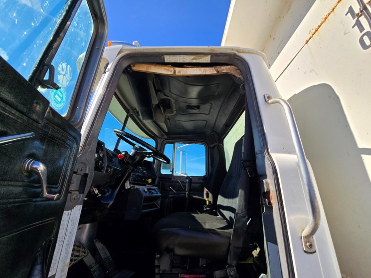 2001-mack-rd688s-image-52