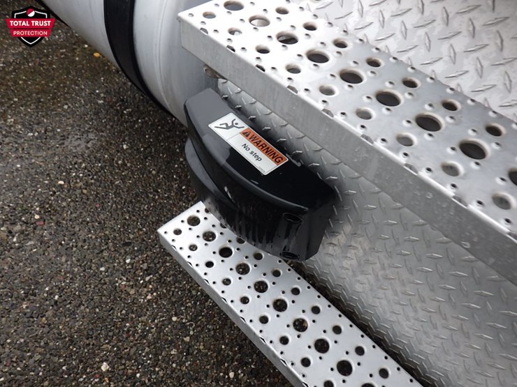 2022-freightliner-cascadia-126-image-4