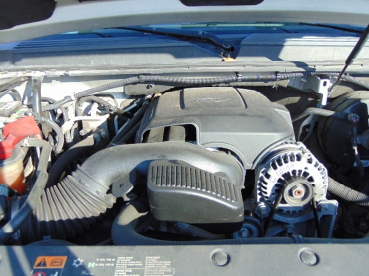 2011-chevrolet-suburban-image-8