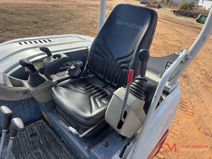 2020-takeuchi-tb240-image-19