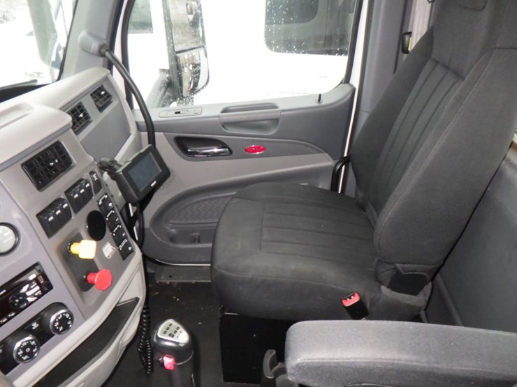 2017-peterbilt-579-image-17