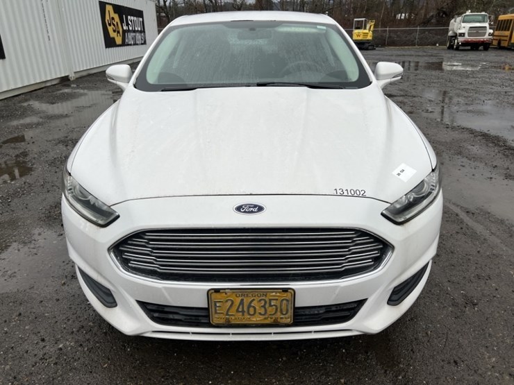 2013-ford-fusion-se-hybrid-sedan-image-8