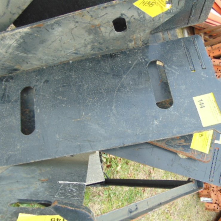 JOHN DEERE ATTACHMENT PLATE