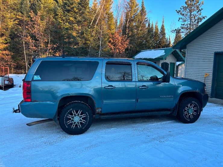 2010-chevrolet-suburban-image-6