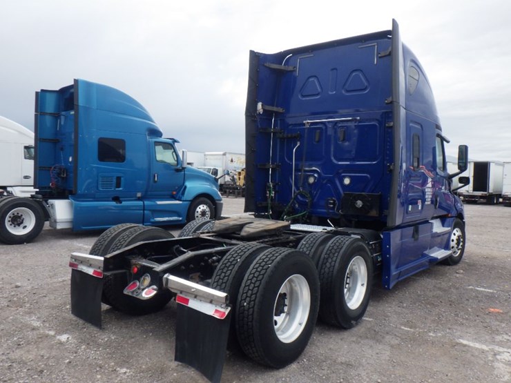 2019-freightliner-cascadia-126-image-11