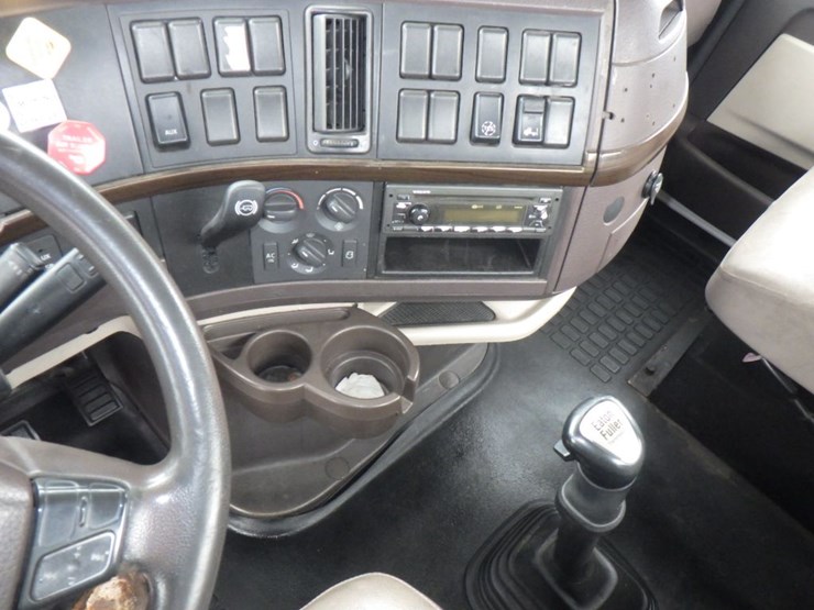 2012-volvo-vnl-300-image-11