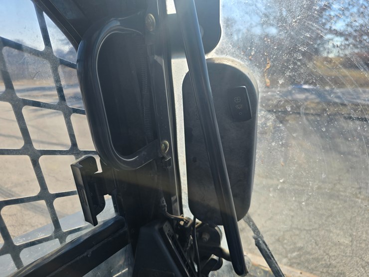 2012-deere-329d-image-45