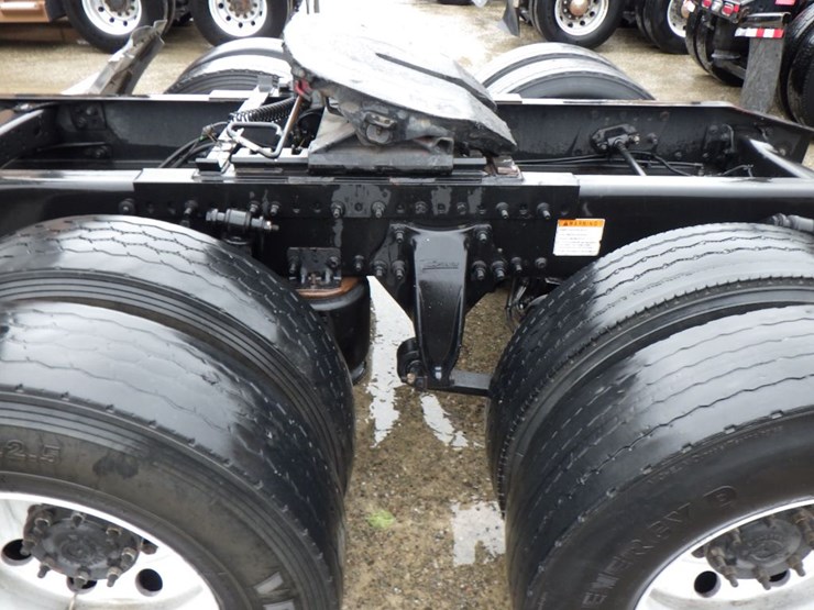 2013-freightliner-cascadia-125-image-15