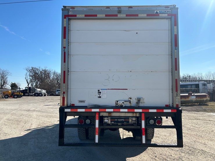 2018-freightliner-m2-106-image-12