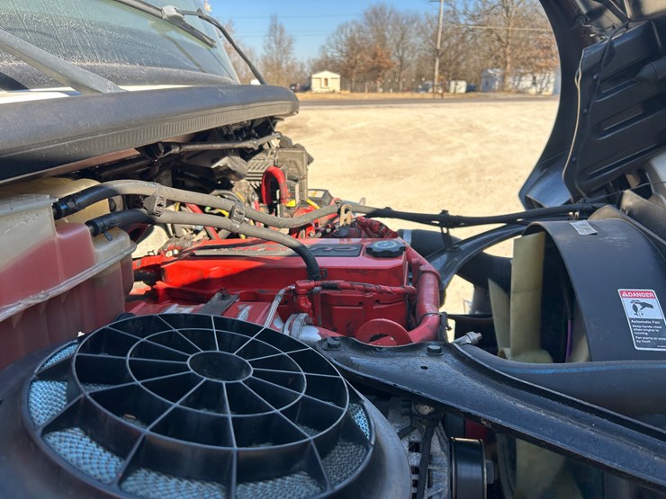 2018-freightliner-m2-106-image-32