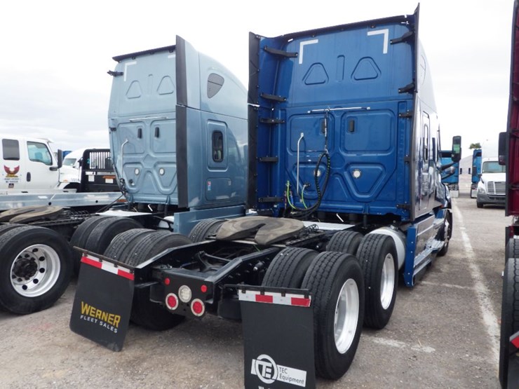 2021-freightliner-cascadia-126-image-14