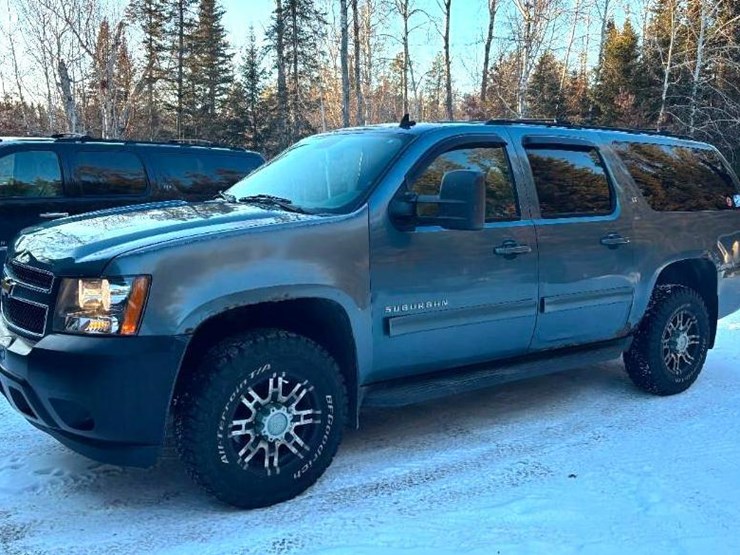 2010-chevrolet-suburban-image-1