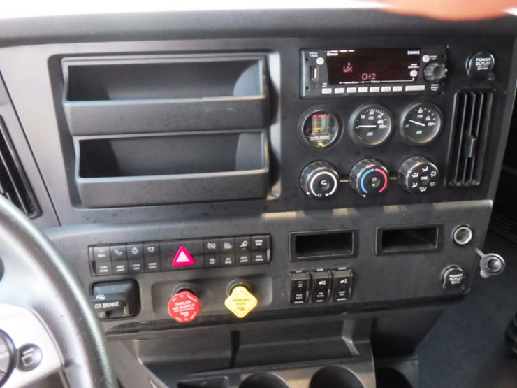 2024-freightliner-cascadia-126-image-19