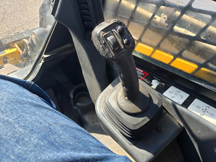 2012-deere-329d-image-44