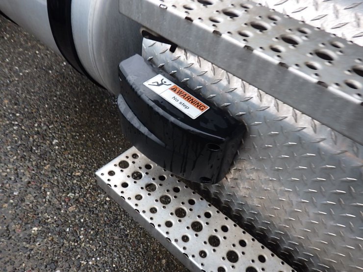 2022-freightliner-cascadia-126-image-4