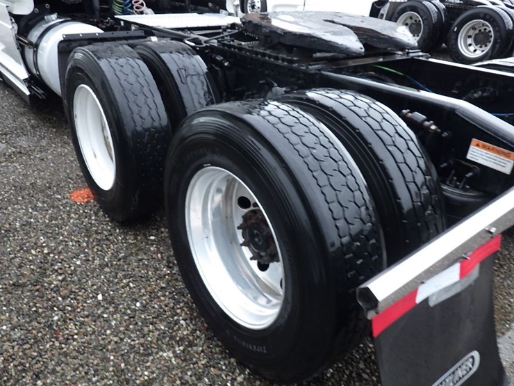 2020-freightliner-cascadia-126-image-23