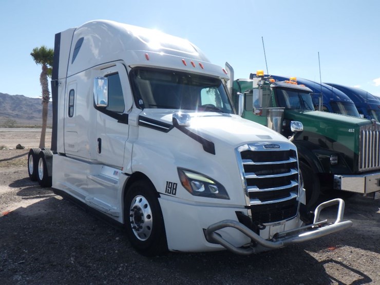 2022-freightliner-cascadia-126-image-3