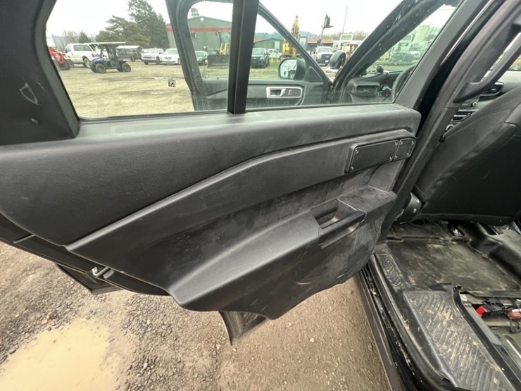 2021-ford-explorer-image-23