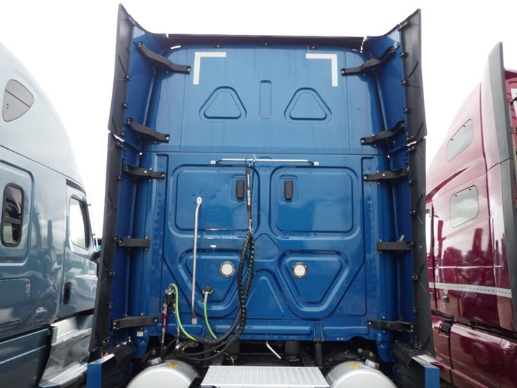 2021-freightliner-cascadia-126-image-17