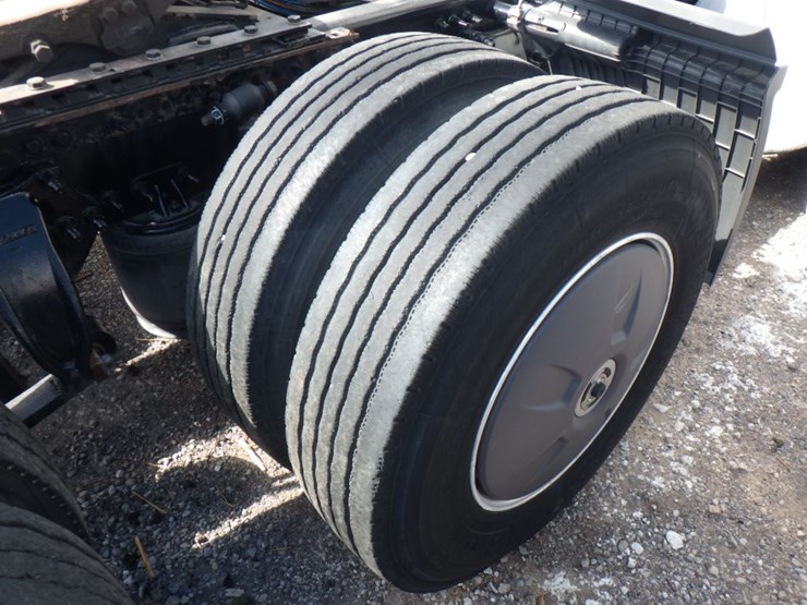 2023-freightliner-cascadia-126-image-9