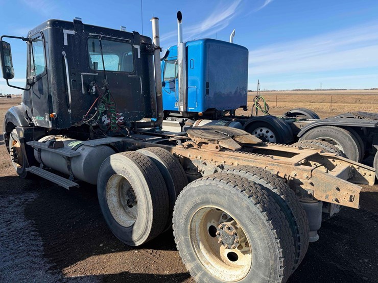2003-freightliner-columbia-120-day-cab-image-3