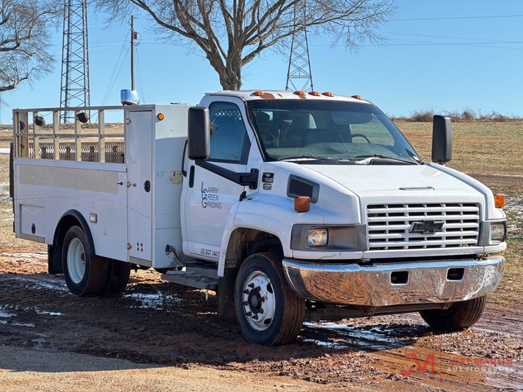 2005-chevrolet-c5500-flatbed-truck-image-1