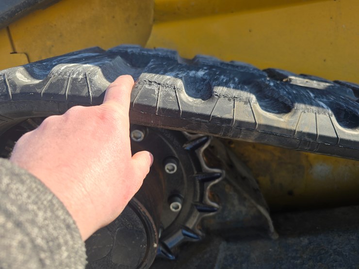 2012-deere-329d-image-25