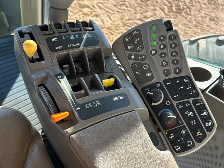 2010-john-deere-8295r-image-27