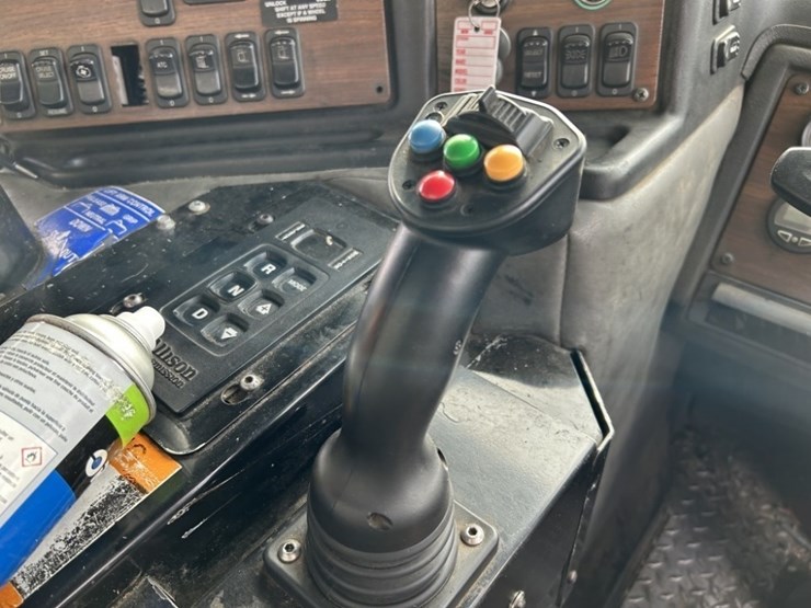 2014-peterbilt-320-image-22