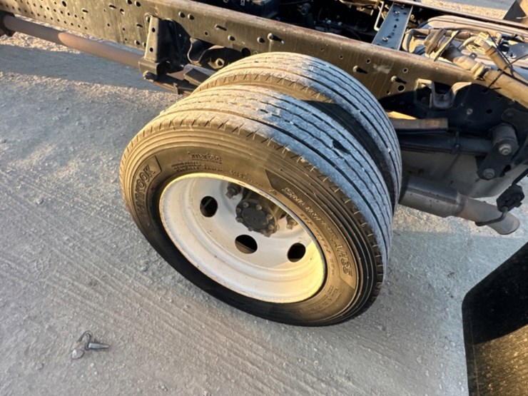 2021-isuzu-npr-image-13