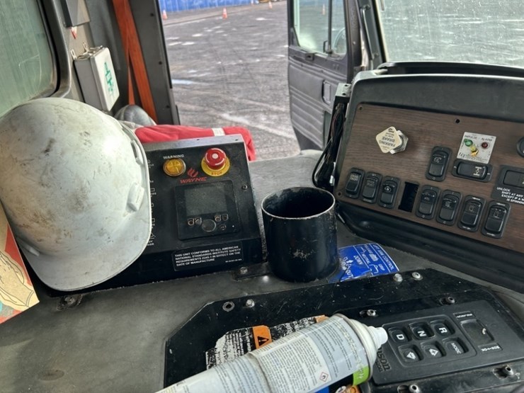 2014-peterbilt-320-image-25