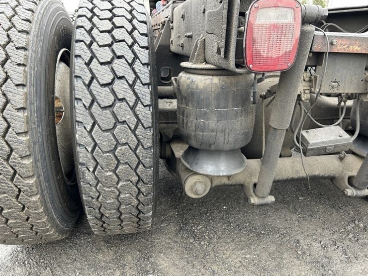 1985-mack-mh633-t/a-sleeper-truck-tractor-image-25