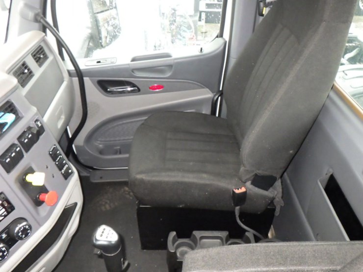 2017-peterbilt-579-image-16