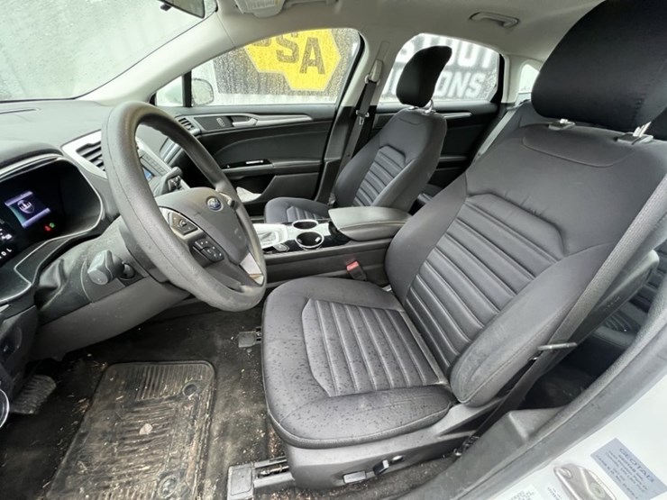 2013-ford-fusion-se-hybrid-sedan-image-22